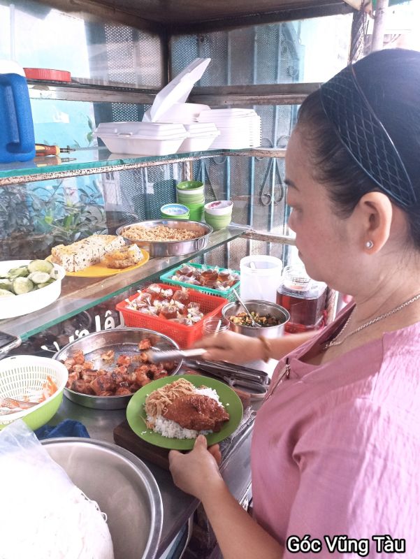 Cơm Tấm Bún Thịt Cuộn - Hẻm 25 Lê Lợi