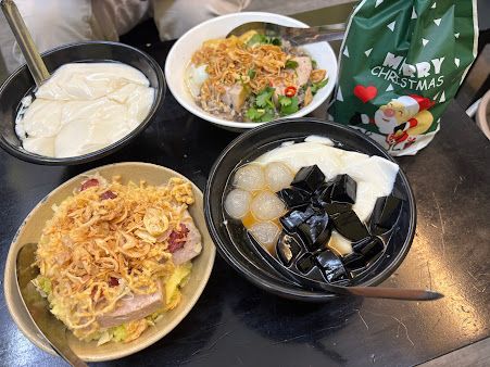Bánh đúc nóng ngõ Hội Vũ