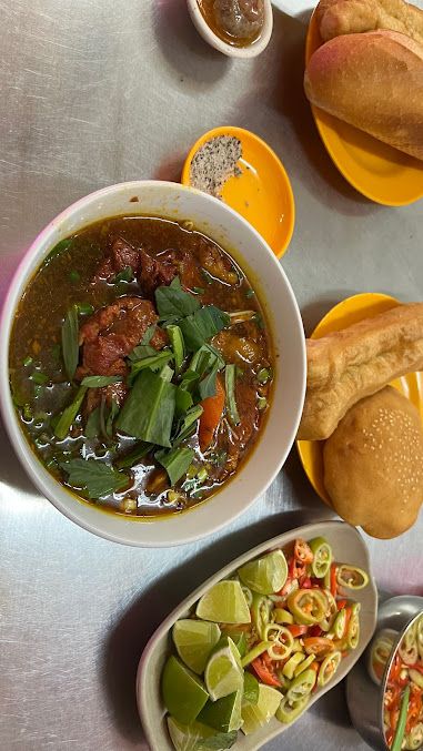 Hủ tiếu mì Hồng Phát, bò kho hoành thánh